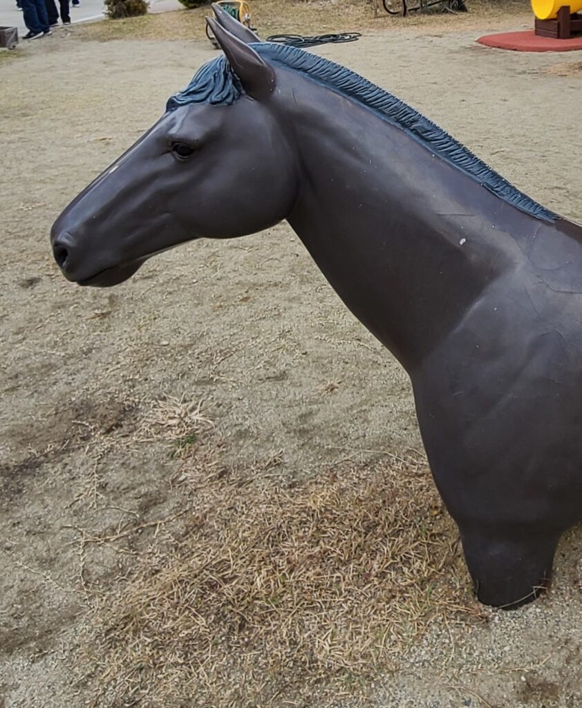 当ブログ用のアイコン写真です。 馬の銅像の前足が地面に埋まった写真を選ぶことで、土とともに生きていく管理人の決意の高さを象徴しています。